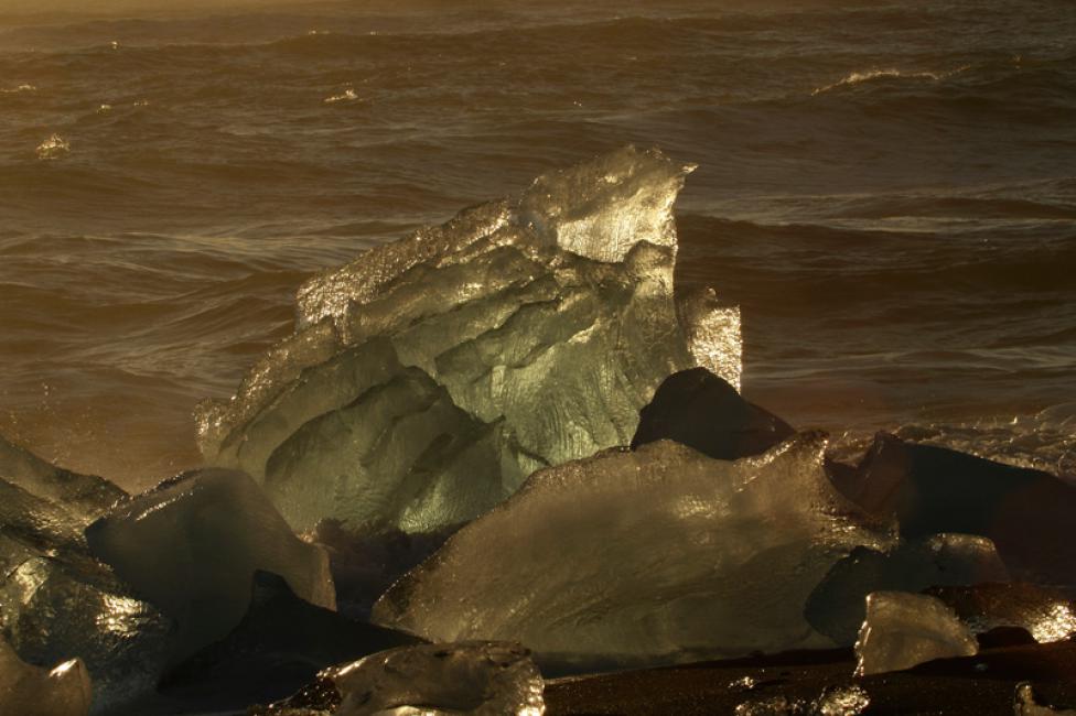 Iceberg varado en la playa